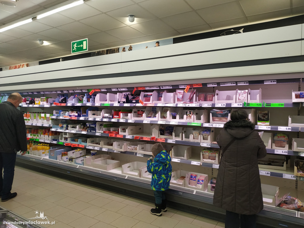 Sklepowe półki świecą pustkami