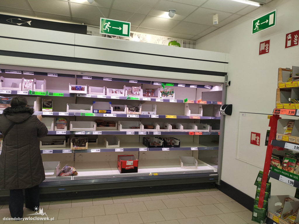 Sklepowe półki świecą pustkami