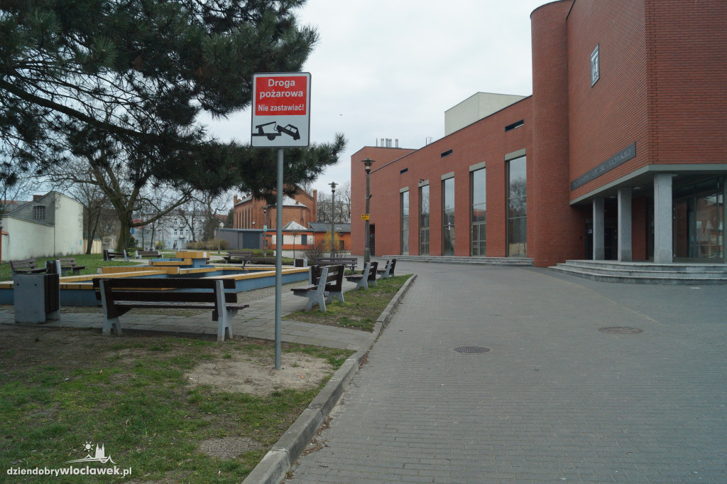 Skwer przed teatrem do przebudowy