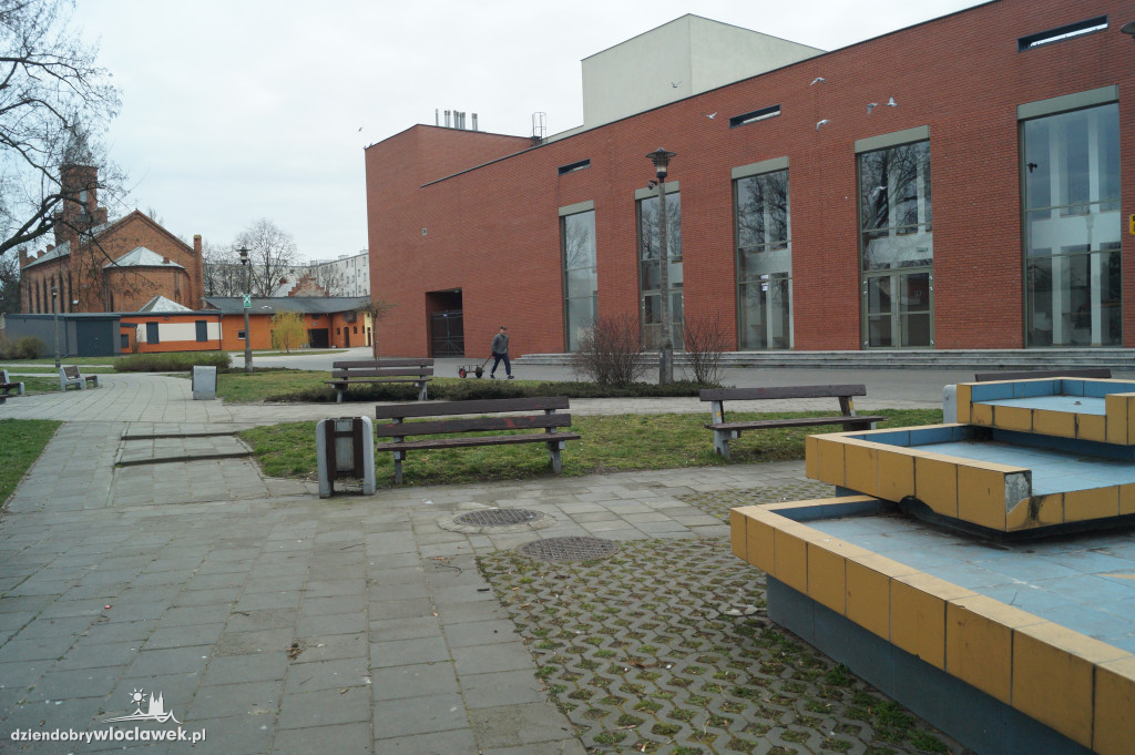Skwer przed teatrem do przebudowy