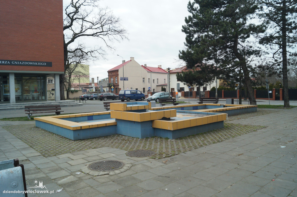 Skwer przed teatrem do przebudowy