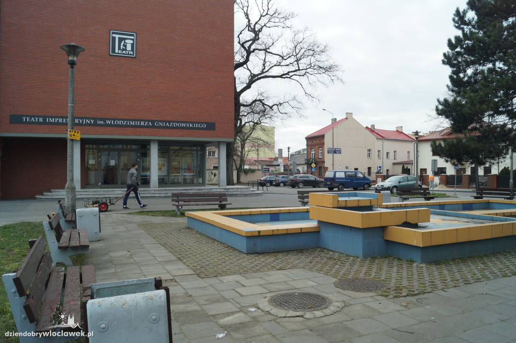 Skwer przed teatrem do przebudowy
