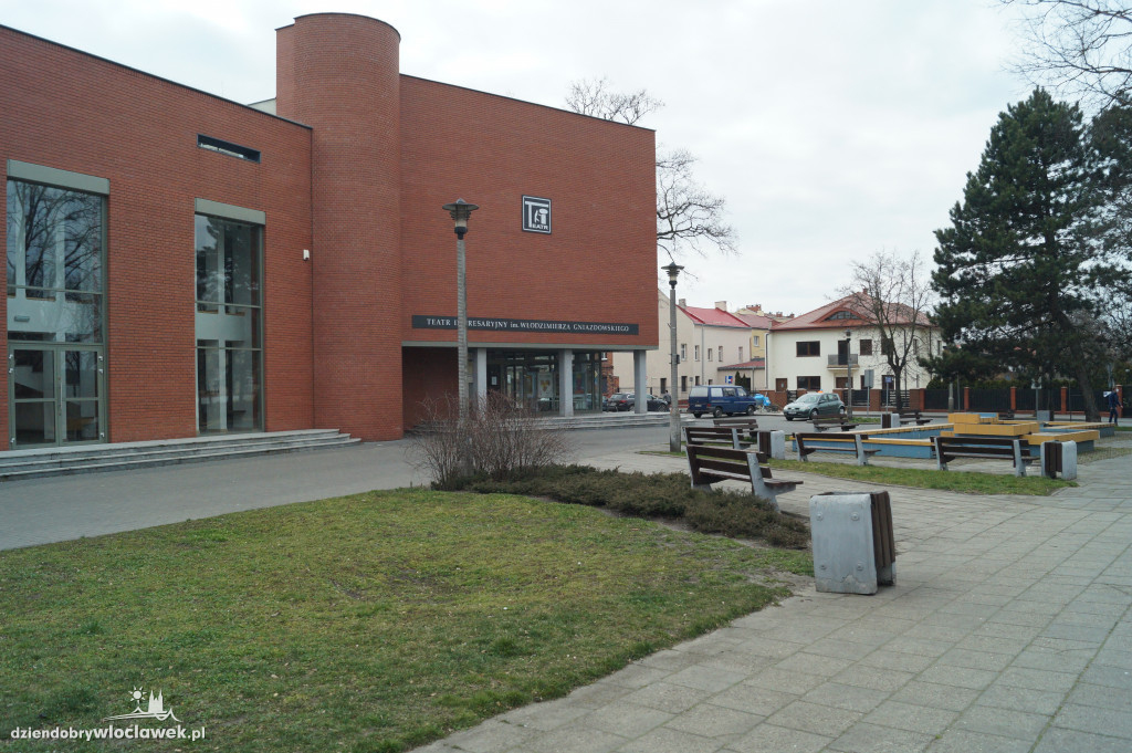 Skwer przed teatrem do przebudowy