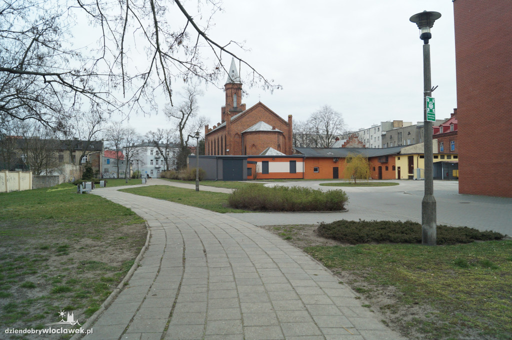 Skwer przed teatrem do przebudowy