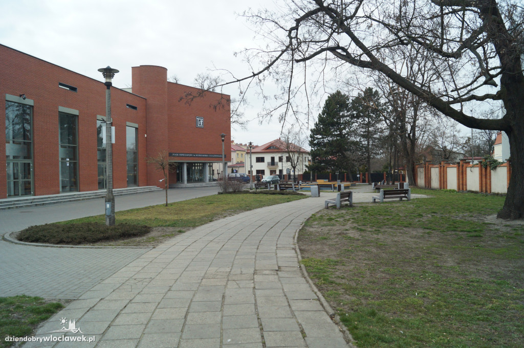 Skwer przed teatrem do przebudowy
