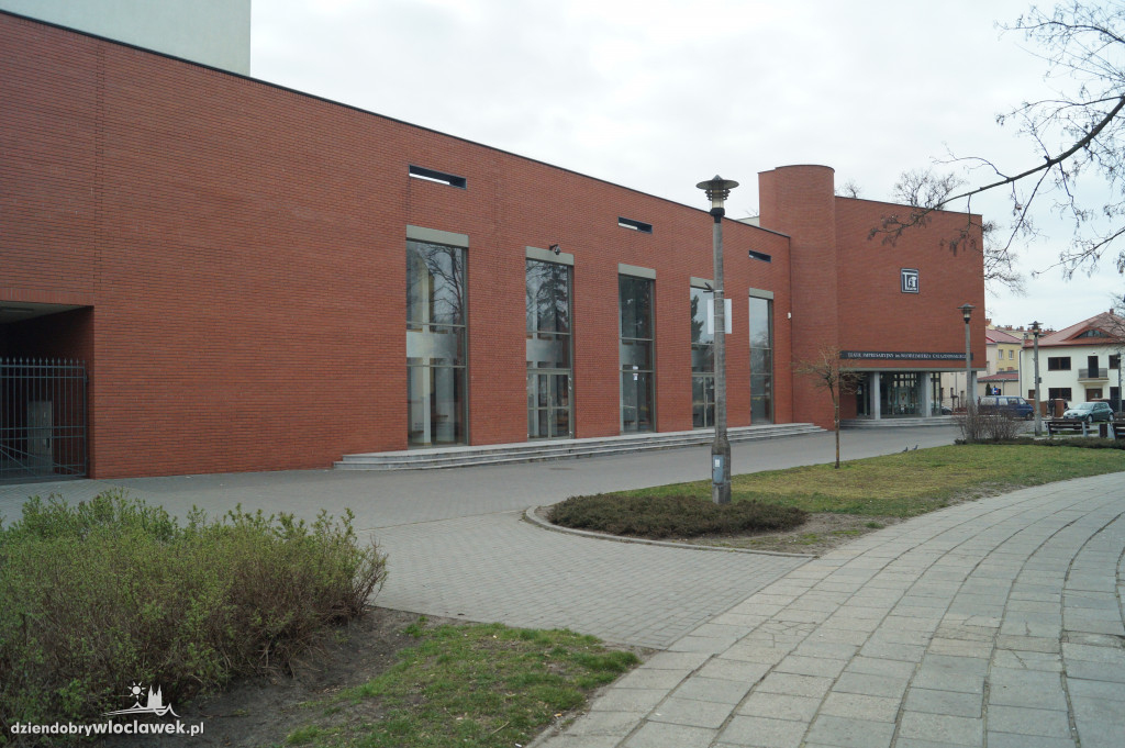 Skwer przed teatrem do przebudowy