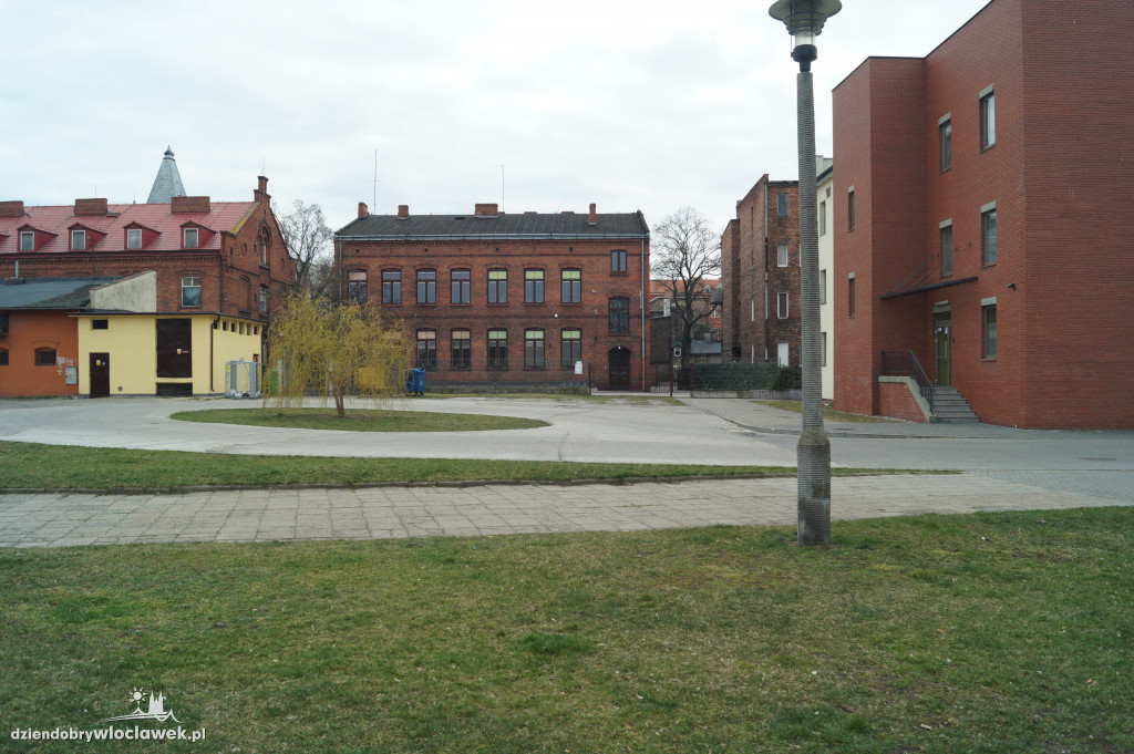 Skwer przed teatrem do przebudowy
