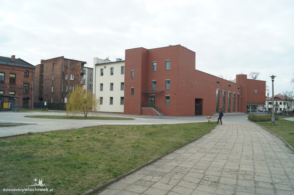 Skwer przed teatrem do przebudowy