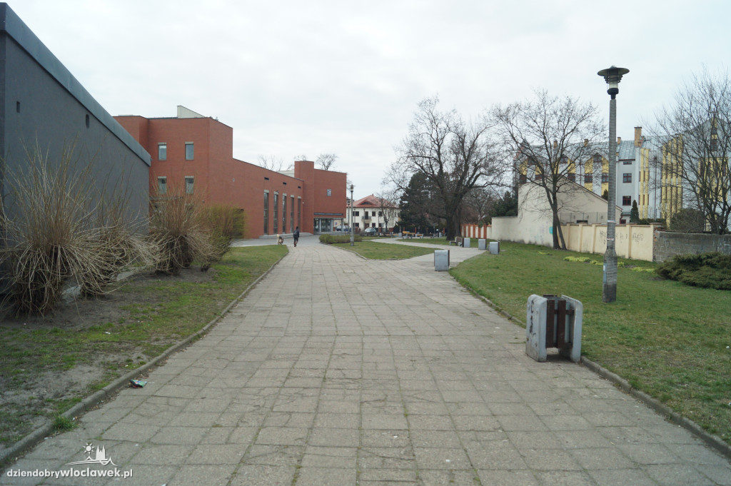 Skwer przed teatrem do przebudowy