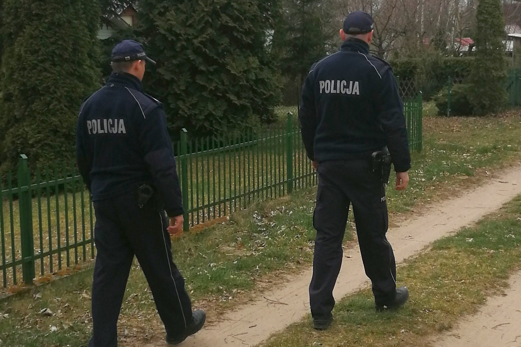 Policjanci patrolowali lasy, plaże i parki