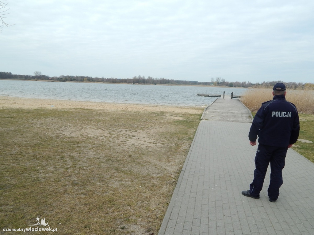 Policjanci patrolowali lasy, plaże i parki