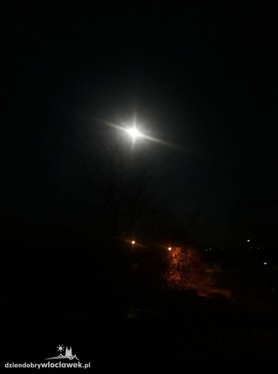 Różowy księżyc oczami internautów