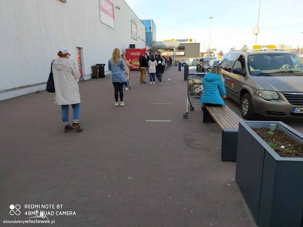 Gigantyczne kolejki pod włocławskimi sklepami