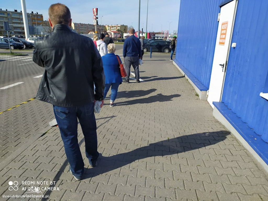 Gigantyczne kolejki pod włocławskimi sklepami
