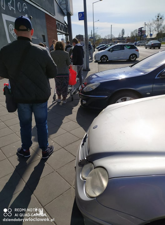 Gigantyczne kolejki pod włocławskimi sklepami
