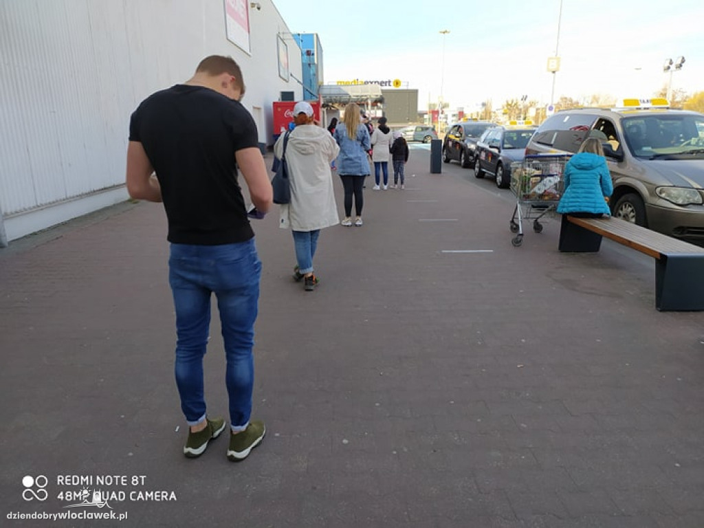 Gigantyczne kolejki pod włocławskimi sklepami