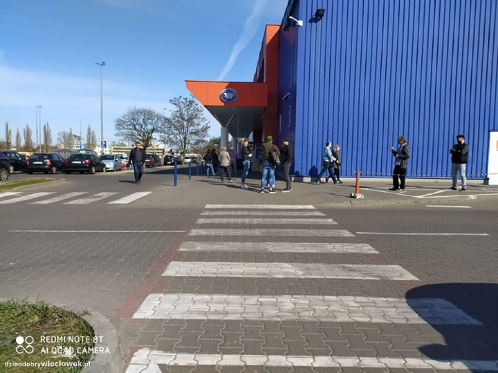 Gigantyczne kolejki pod włocławskimi sklepami