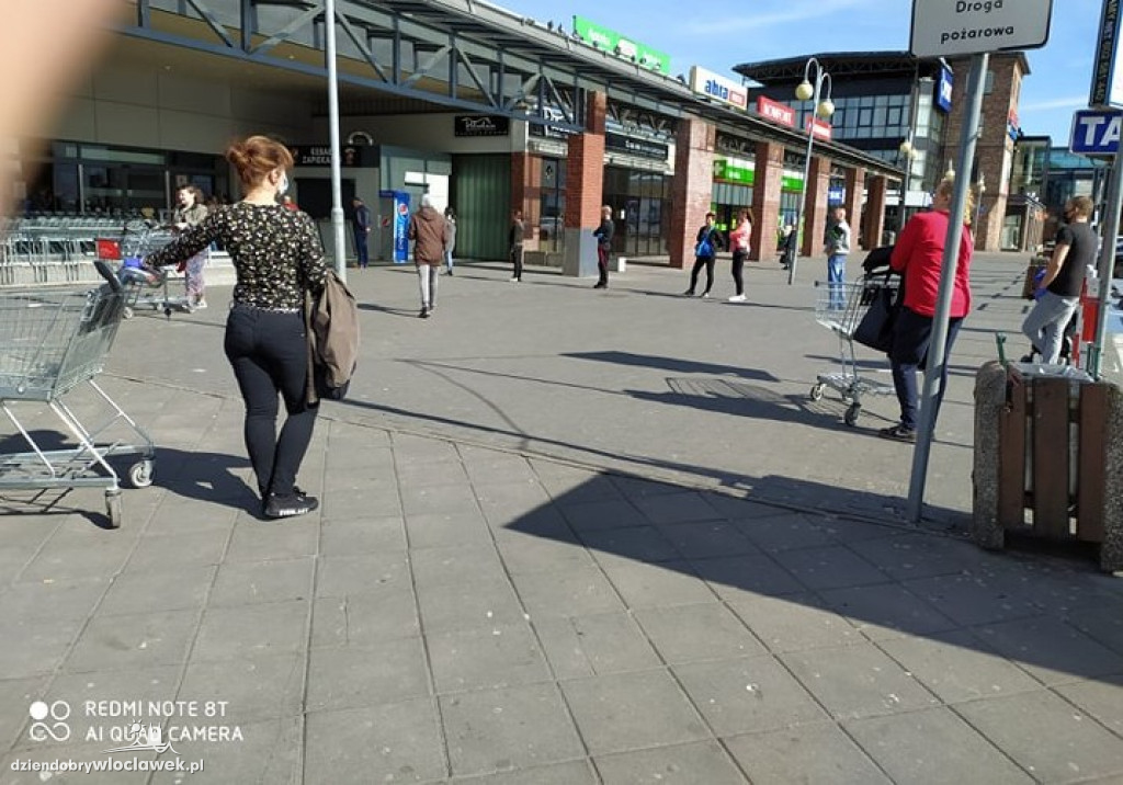 Gigantyczne kolejki pod włocławskimi sklepami