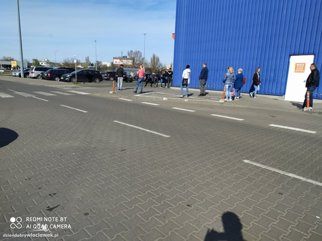 Gigantyczne kolejki pod włocławskimi sklepami