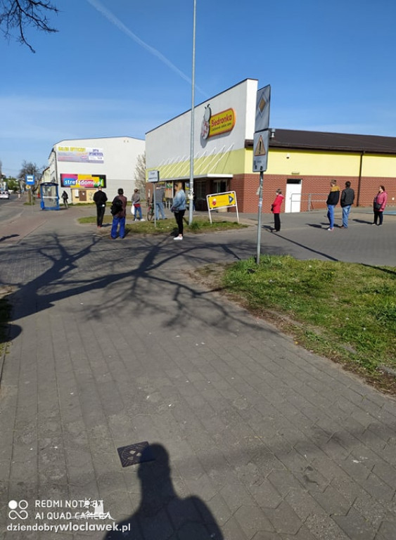 Gigantyczne kolejki pod włocławskimi sklepami