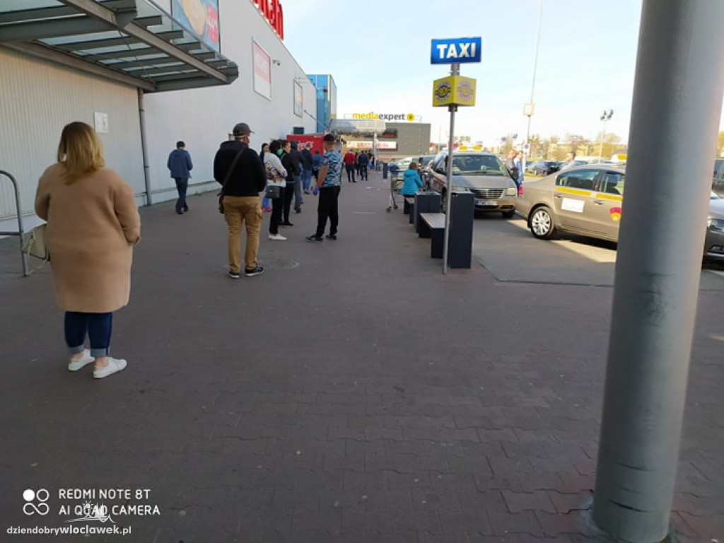 Gigantyczne kolejki pod włocławskimi sklepami