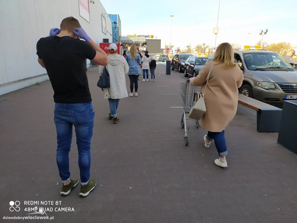 Gigantyczne kolejki pod włocławskimi sklepami