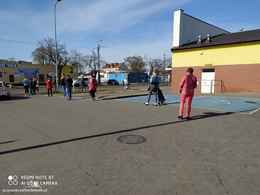 Gigantyczne kolejki pod włocławskimi sklepami