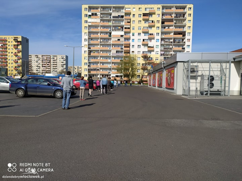 Gigantyczne kolejki pod włocławskimi sklepami