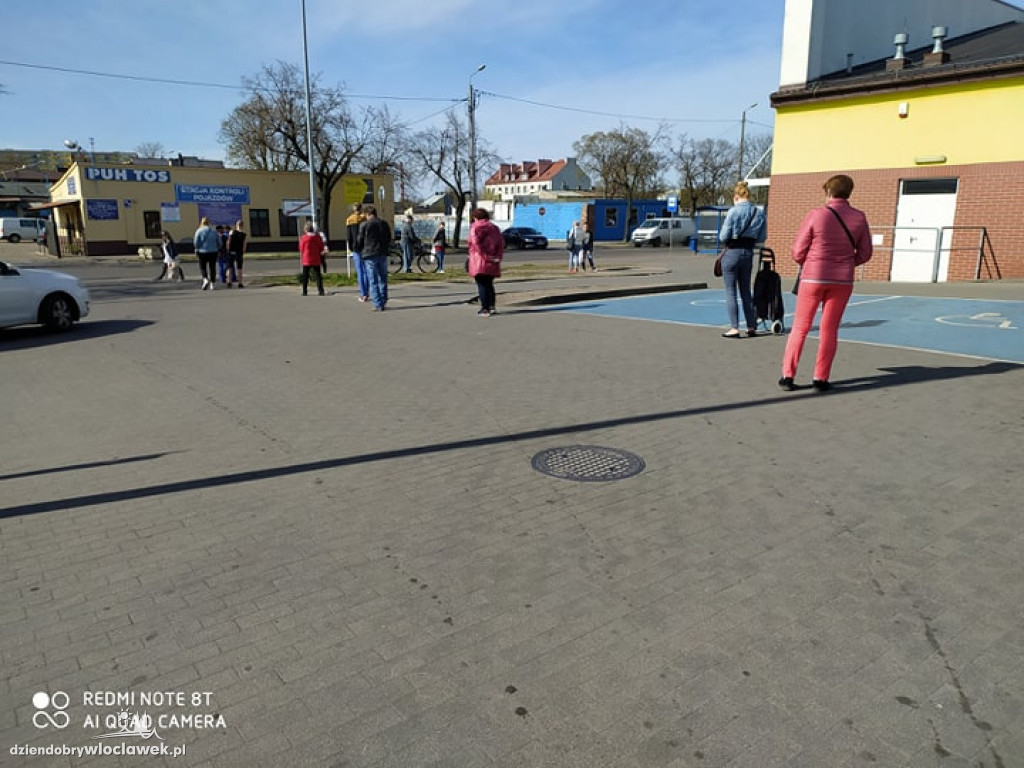 Gigantyczne kolejki pod włocławskimi sklepami