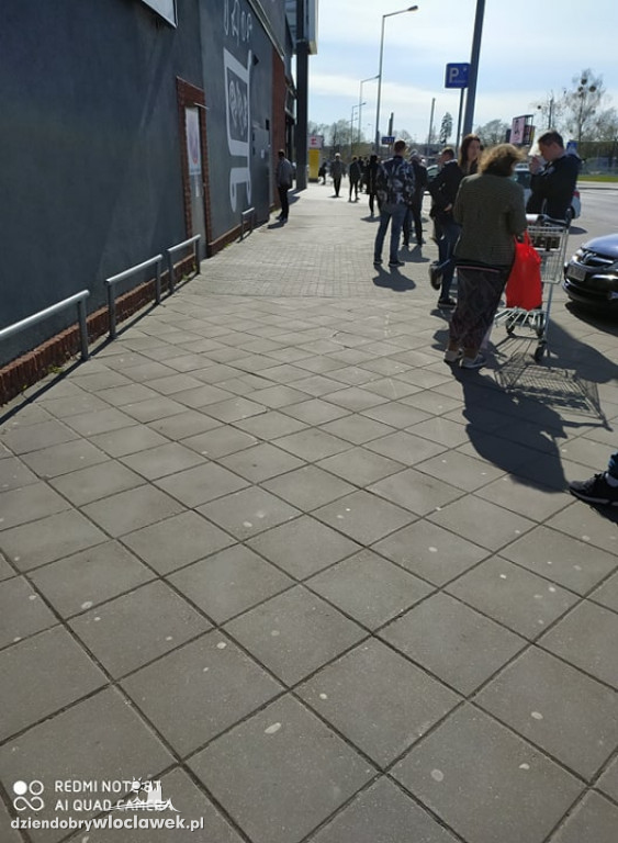 Gigantyczne kolejki pod włocławskimi sklepami