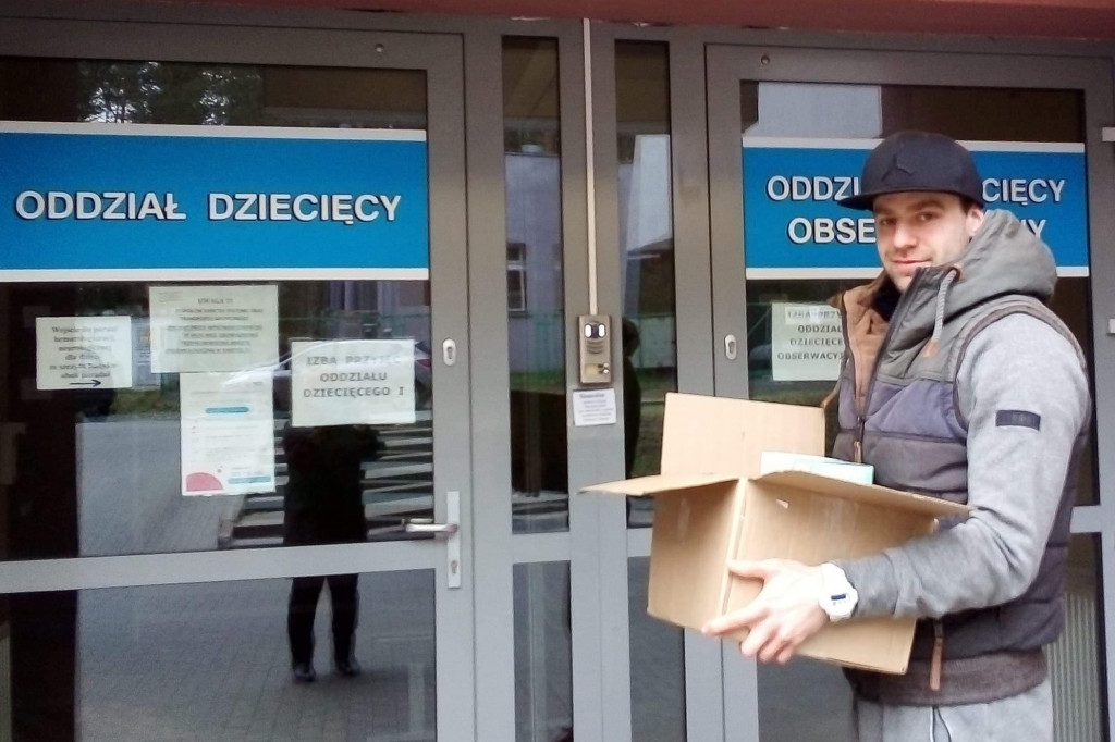 Kamil Łączyński przywiózł dary dla szpitala