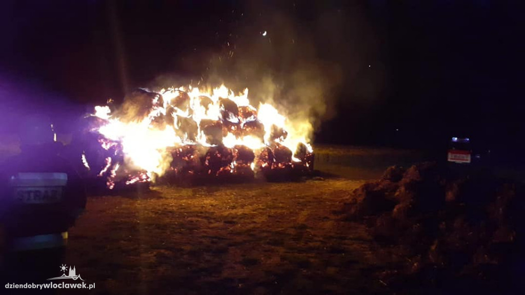 Z dymem poszło kilkadziesiąt bel słomy