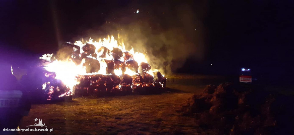 Z dymem poszło kilkadziesiąt bel słomy