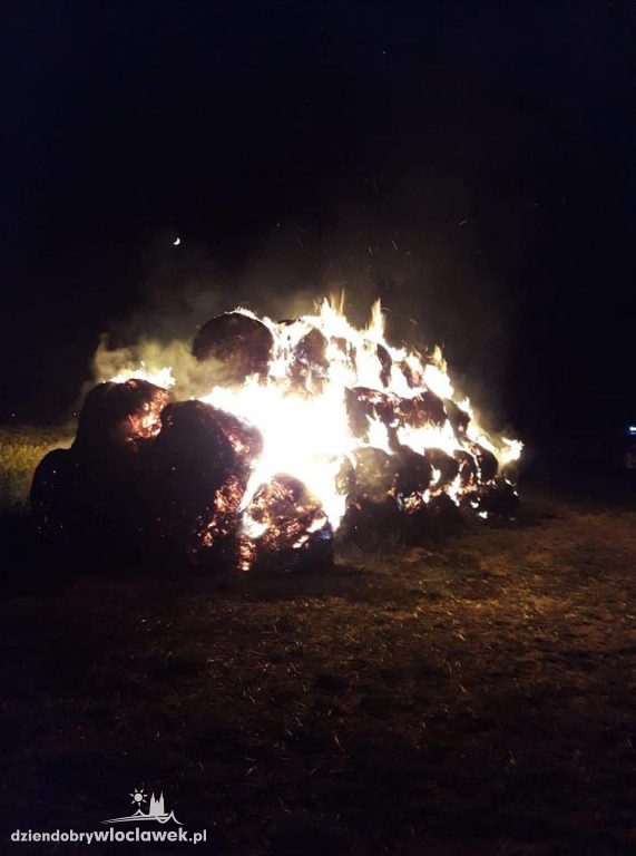 Z dymem poszło kilkadziesiąt bel słomy