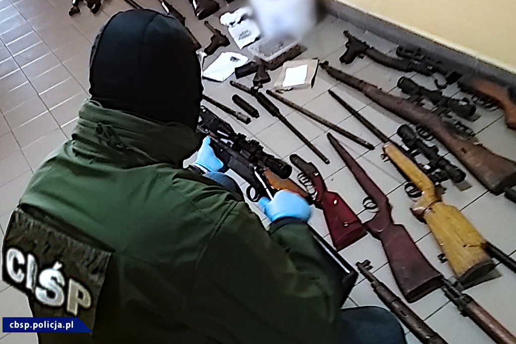 CBŚ rozbiło grupę handlarzy bronią