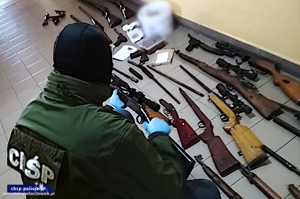CBŚ rozbiło grupę handlarzy bronią