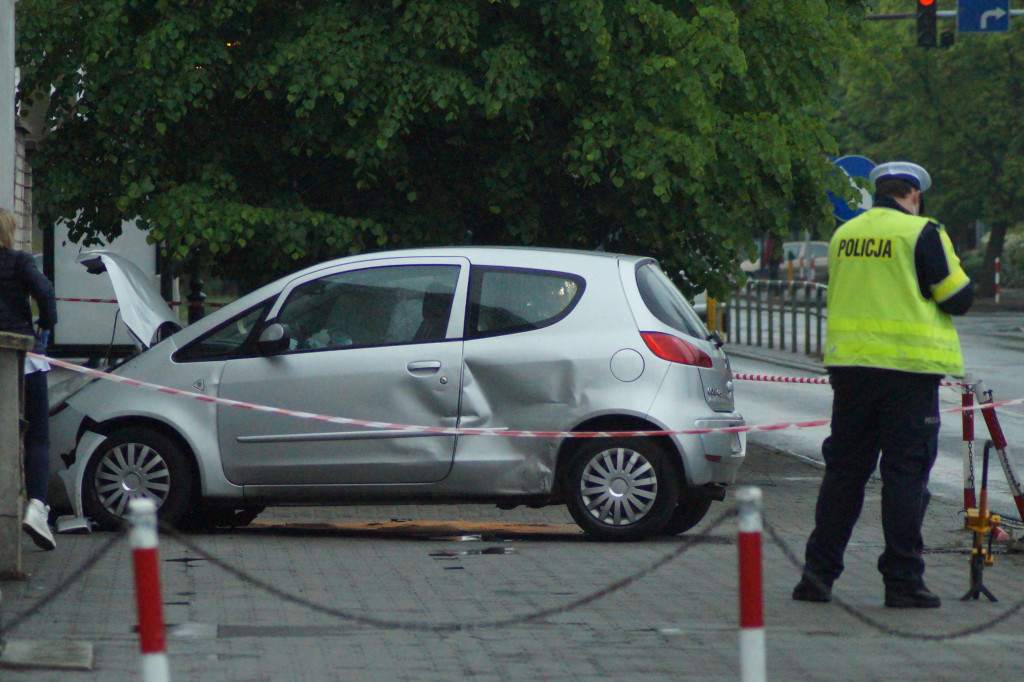 Auto uderzyło w budynek przy al. Chopina