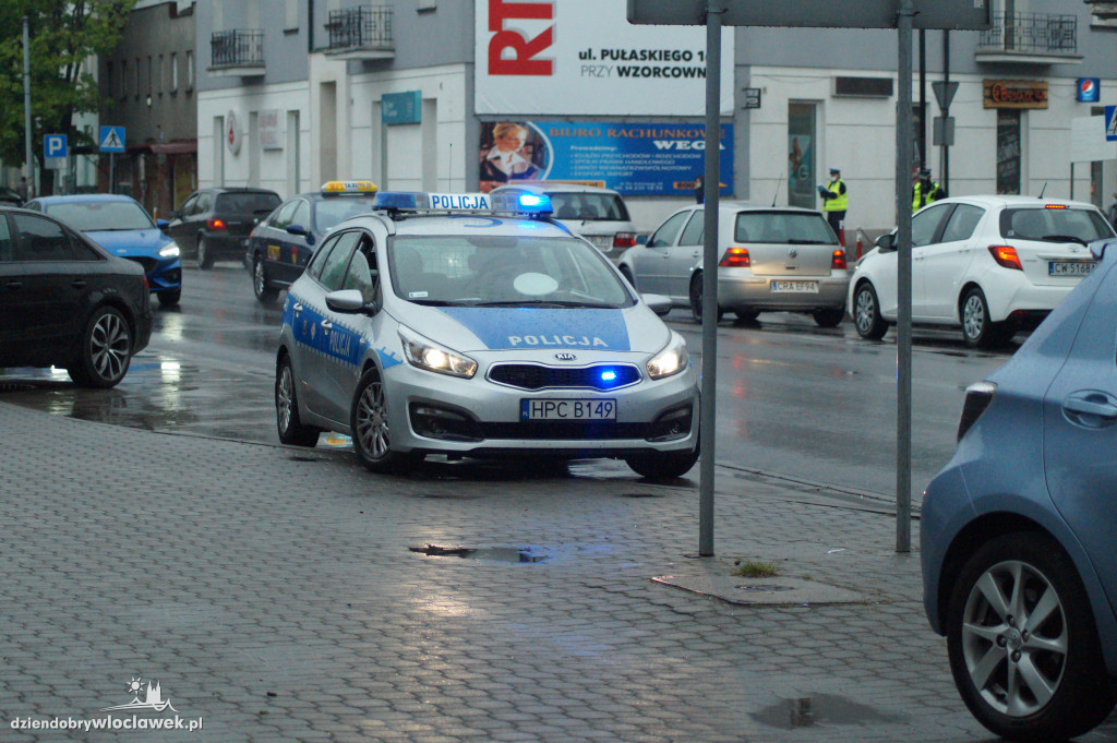 Auto uderzyło w budynek przy al. Chopina