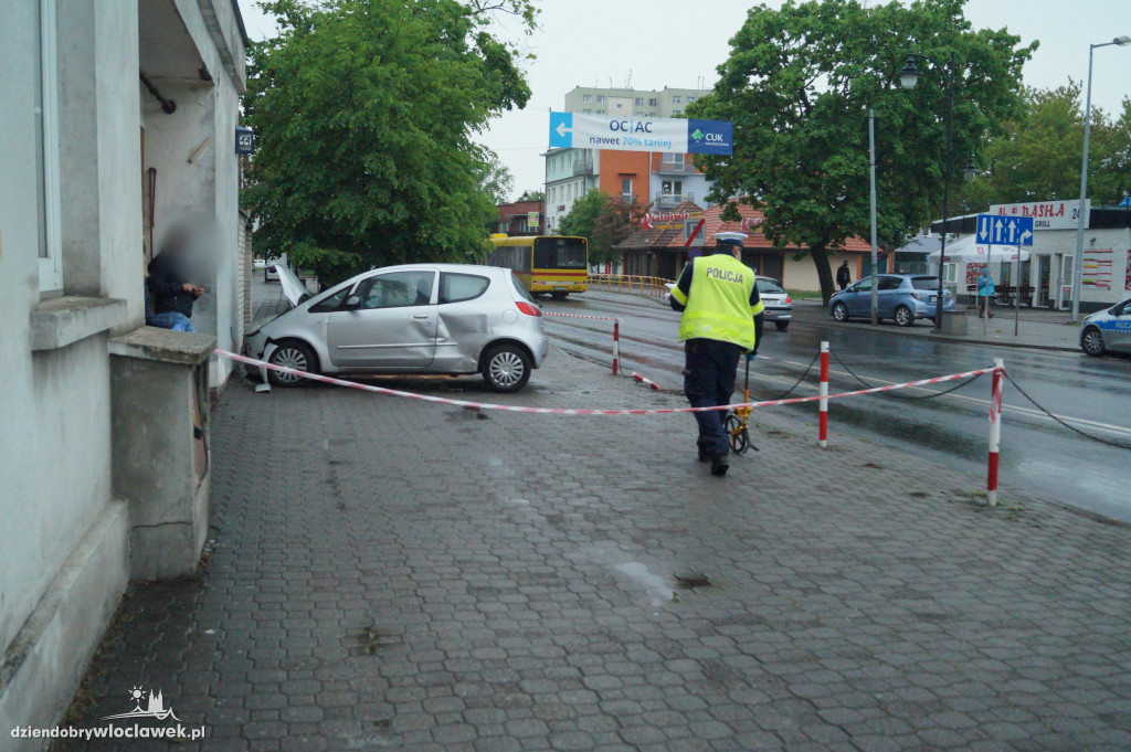 Auto uderzyło w budynek przy al. Chopina