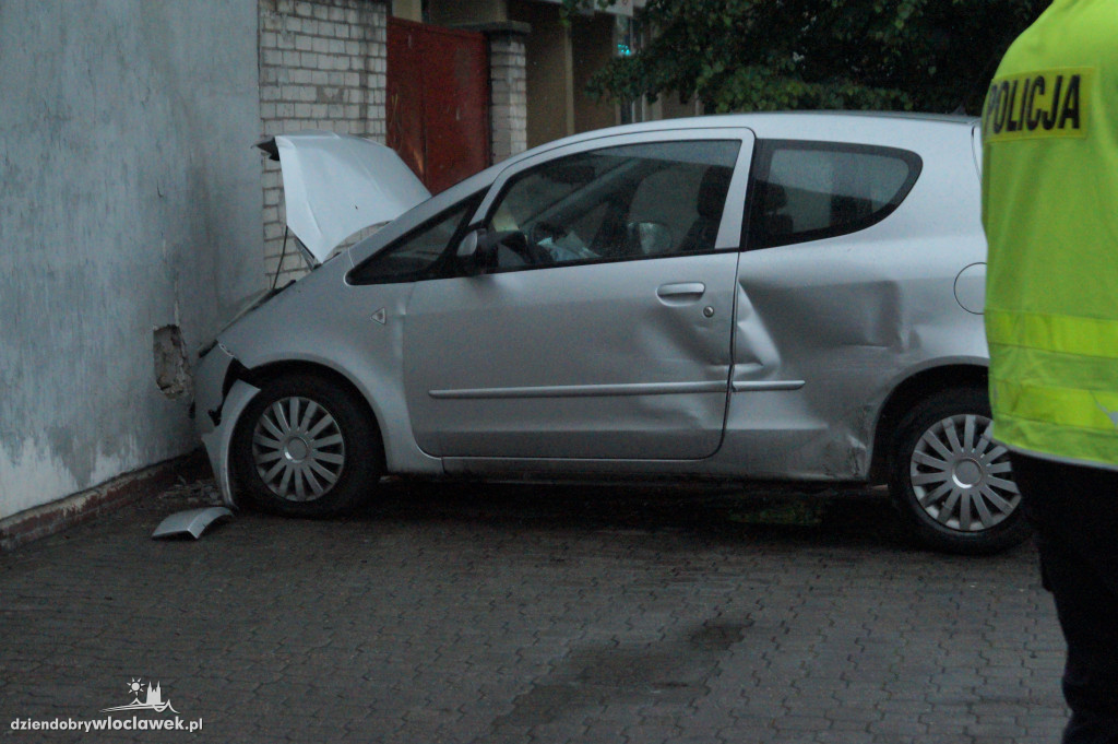 Auto uderzyło w budynek przy al. Chopina