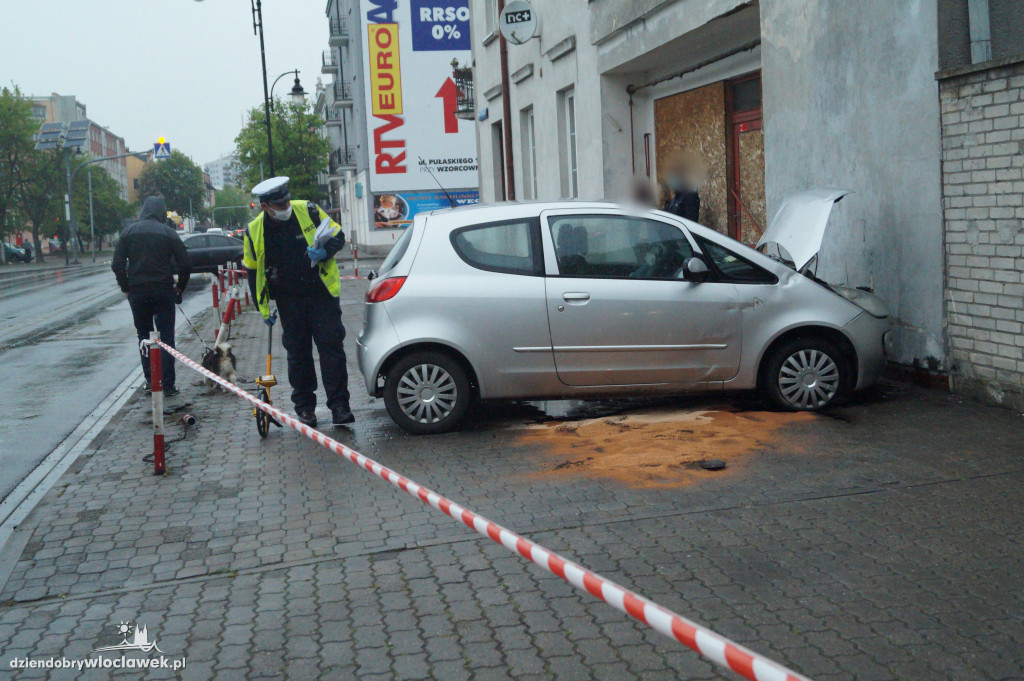 Auto uderzyło w budynek przy al. Chopina