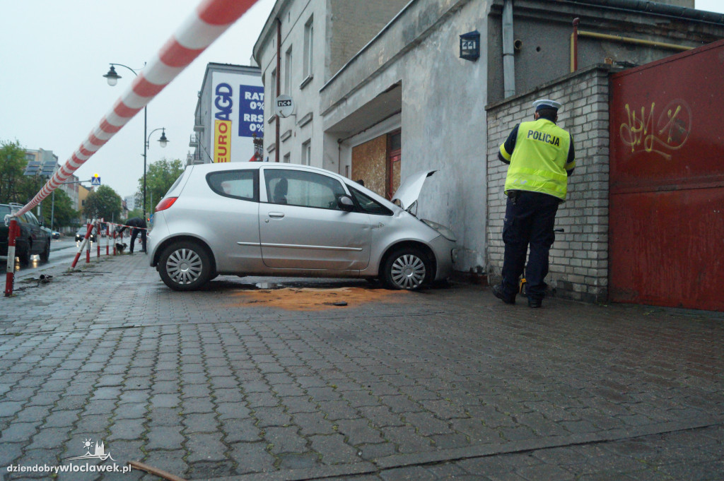 Auto uderzyło w budynek przy al. Chopina