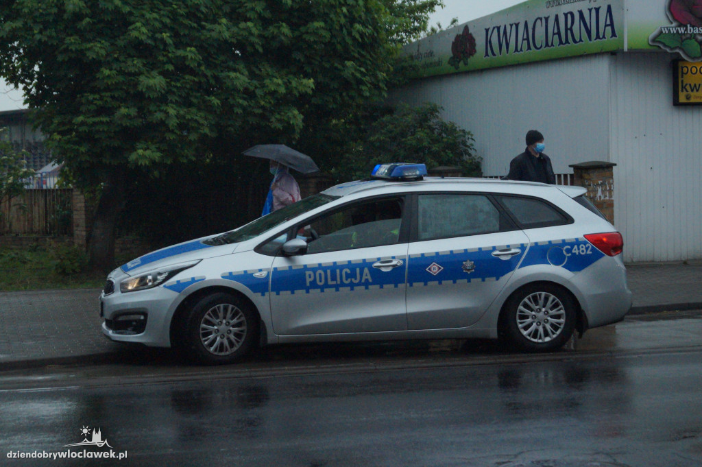 Auto uderzyło w budynek przy al. Chopina