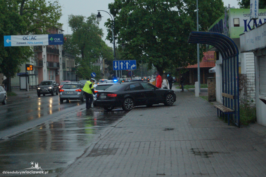Auto uderzyło w budynek przy al. Chopina