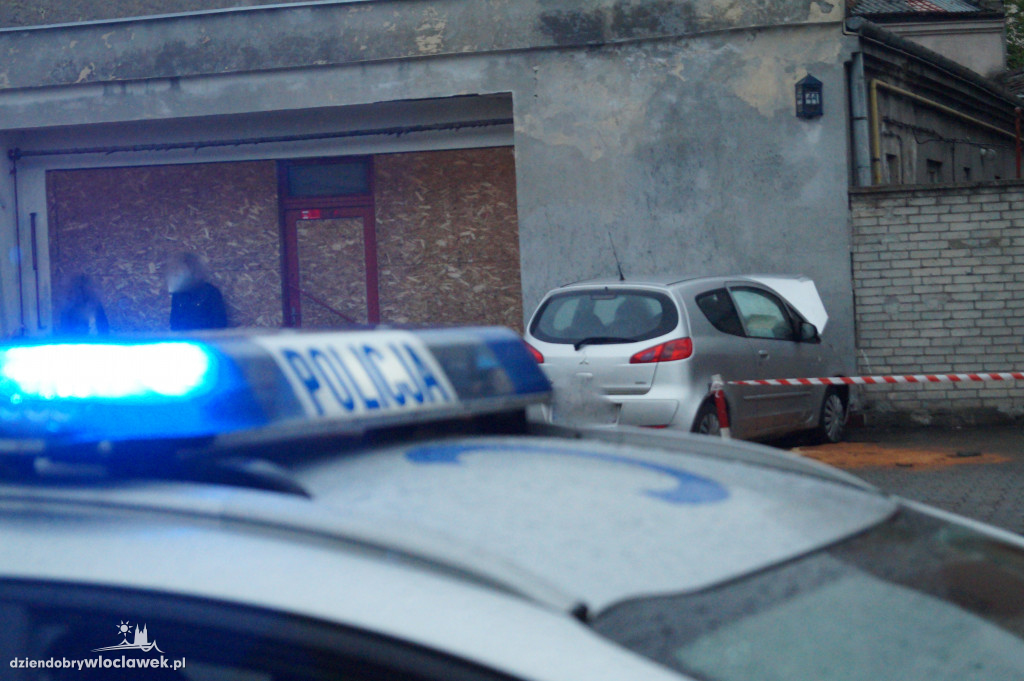Auto uderzyło w budynek przy al. Chopina