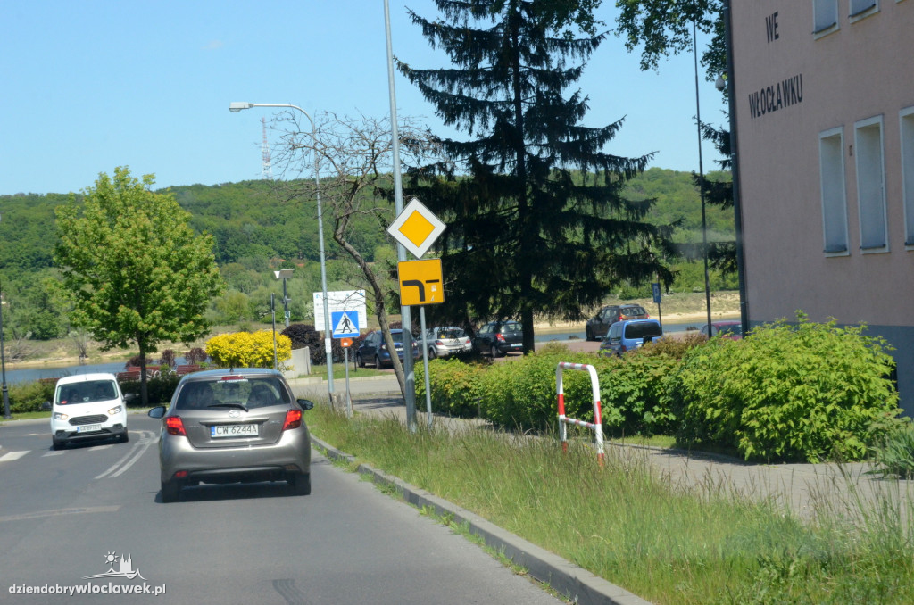 Pasy drogowe we Włocławku toną w kwieciu
