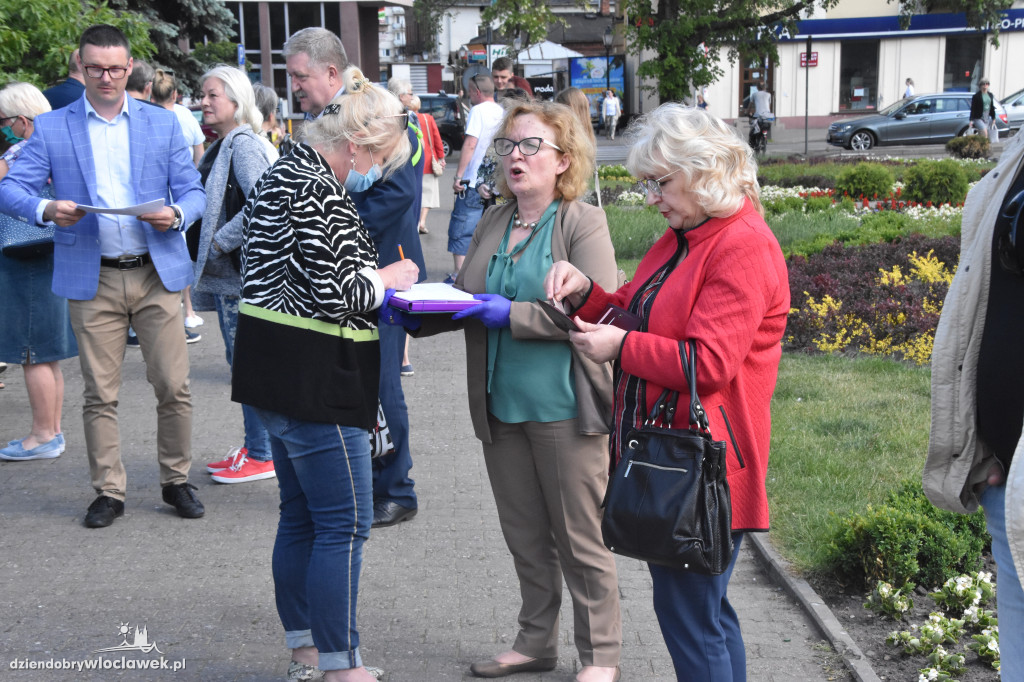 Tłok na pl. Wolności. Zbierają podpisy dla Trzaskowskiego