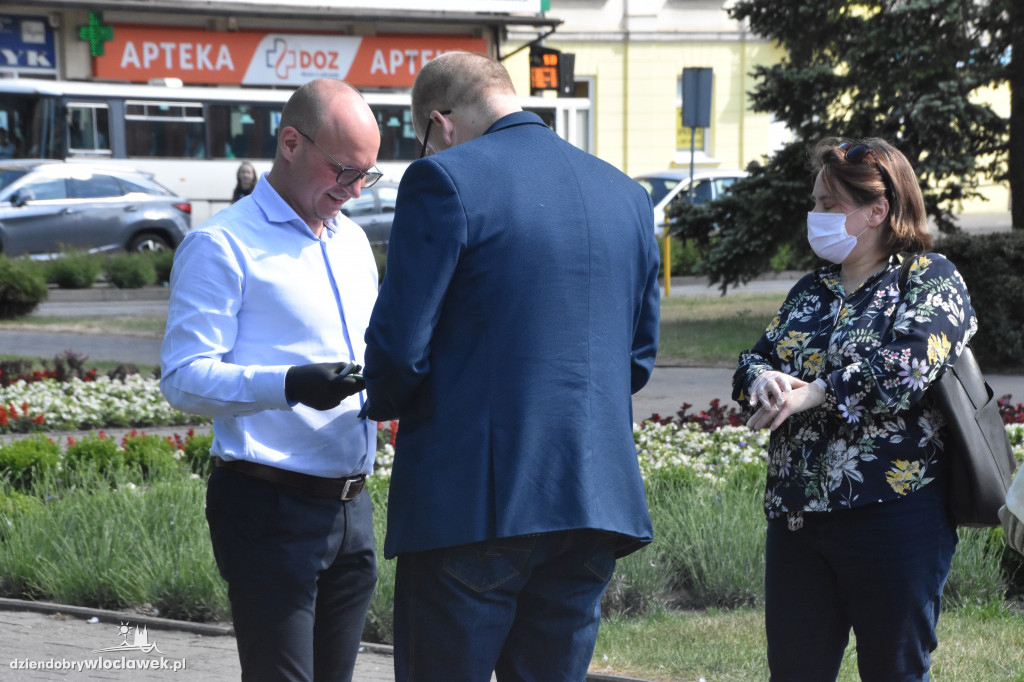 Tłok na pl. Wolności. Zbierają podpisy dla Trzaskowskiego