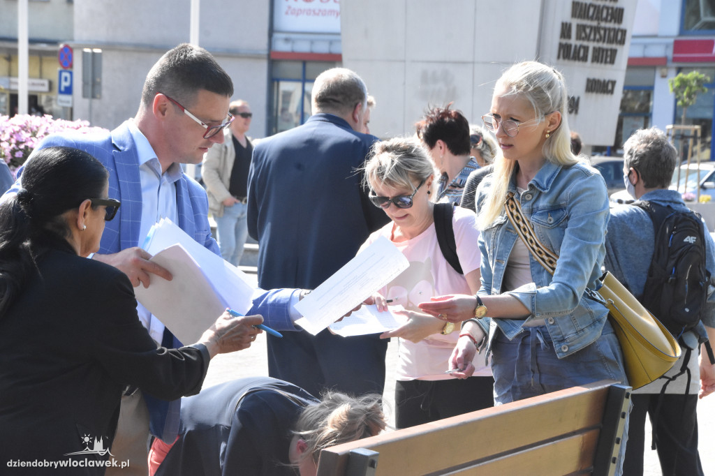 Tłok na pl. Wolności. Zbierają podpisy dla Trzaskowskiego