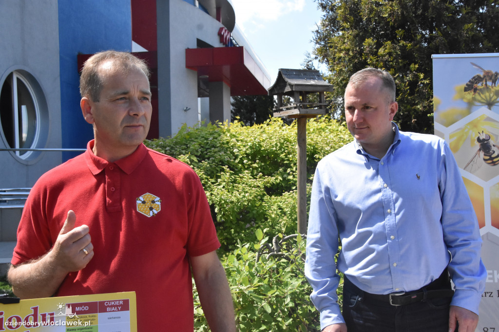 Przed siedzibą MPEC pszczoły produkują miód